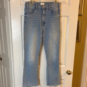 MOTHER The Hustler Ankle Fray in Cutting Class Wash Light Cropped Jeans